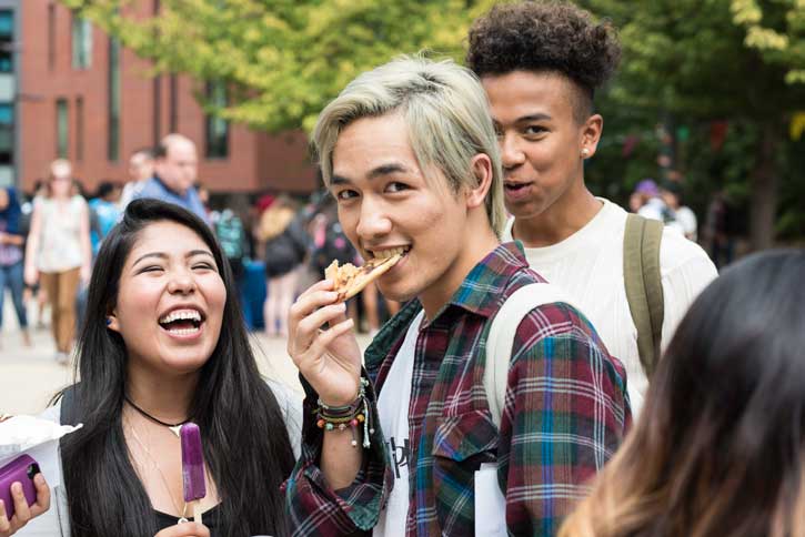 Students snack on pizza and popsicles on the Mason Fairfax Campus